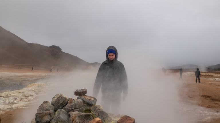 一名学生在浓雾中行走在岩石上